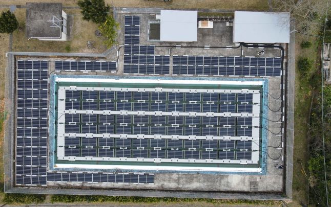 Floating solar plant on a swimming pool